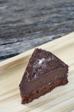 Çikolata Truffles kek ahşap plaka üzerinde