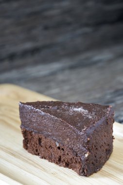 Çikolata Truffles kek ahşap plaka üzerinde