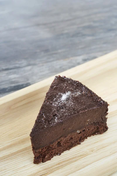 Çikolata Truffles kek ahşap plaka üzerinde