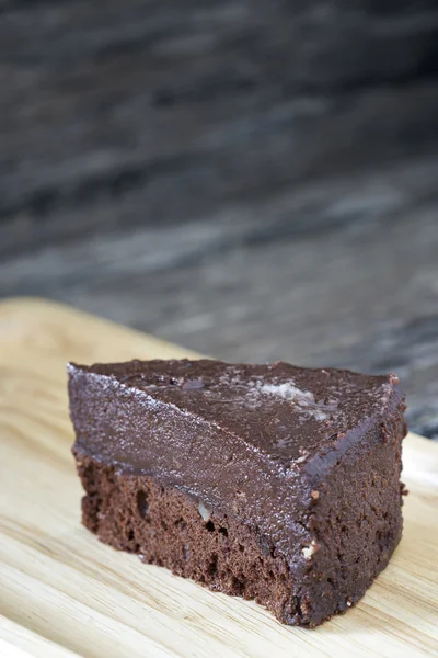 Çikolata Truffles kek ahşap plaka üzerinde