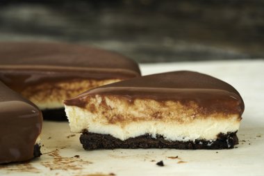 Çikolatalı cheesecake dilim ahşap plaka üzerinde