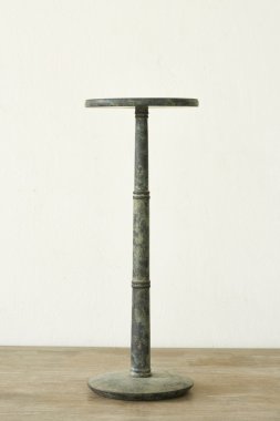 Ahşap masa üzerinde Antik Bronz fener