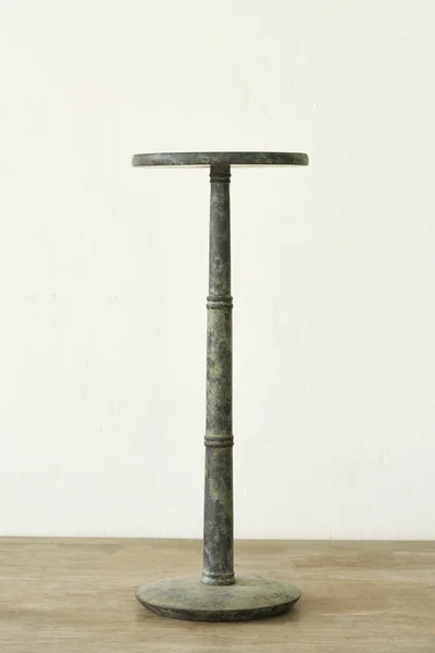 Античный бронзовый фонарь на деревянном столе — стоковое фото