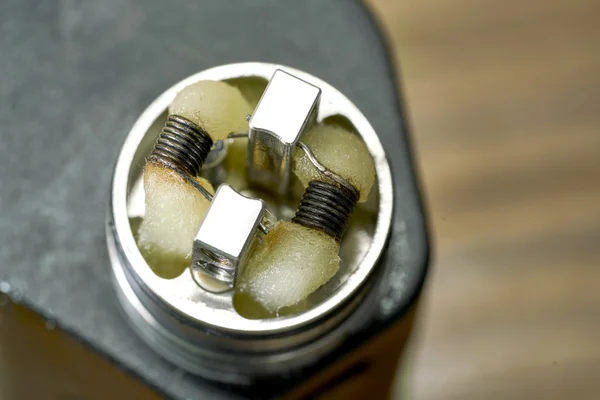 Verschmolzene Clapton Coil auf Tropfer für Vape mit Baumwolle und Flüssigkeit — Stockfoto