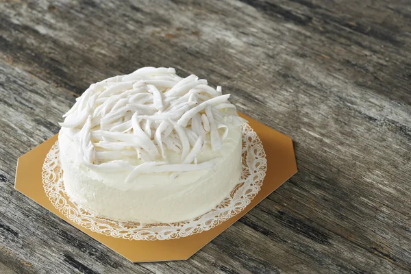 Bolo de coco na placa de madeira — Fotografia de Stock