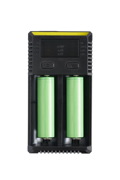 Batteriet i laddaren på vit bakgrund — Stockfoto