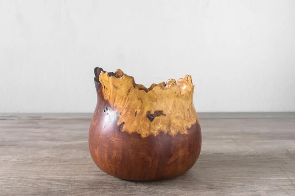 Античная деревянная чаша на деревянном столе — стоковое фото