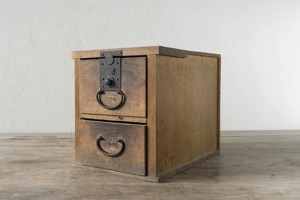 Pequeno tansu isolado na mesa de madeira — Fotografia de Stock