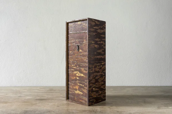 Kleine tansu geïsoleerd op houten tafel — Stockfoto