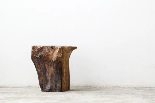 Tabouret en bois antique sur fond de béton — Photo