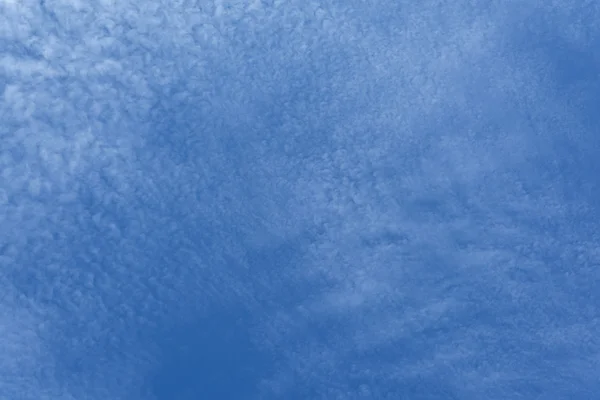 Blauer Himmel mit bewölkten Wolken — Stockfoto