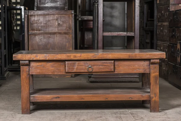 Antiker Holztisch im Schrankhintergrund — Stockfoto