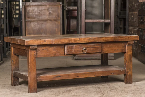 Starožitný dřevěný stůl v kabinetu pozadí — Stock fotografie