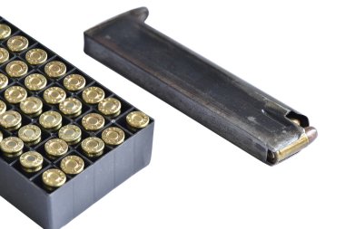 Silah mermi kutusu ile dergi izole beyaz arka plan üzerinde