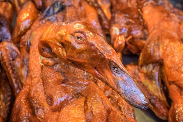 Gegrillte Ente auf dem Markt (selektiver Fokus) — Stockfoto