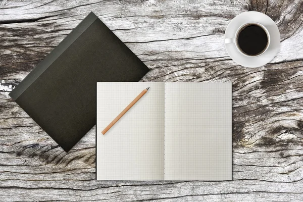 Caderno de grade com lápis de madeira e café na mesa (Top View ) — Fotografia de Stock