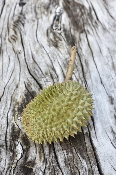 Ahşap masa üzerinde küçük durian — Stok fotoğraf