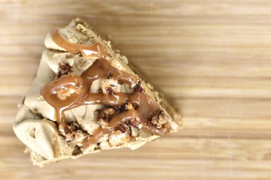 Ahşap plaka (üst görünümü üzerinde kahve kek)