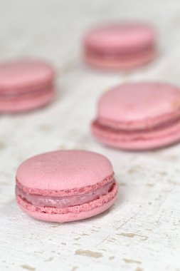 Ahşap plaka üzerinde pembe macrons