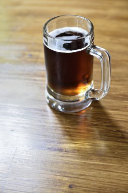 Doğal ışık (seçici odak ahşap masa üzerinde karanlık bira)