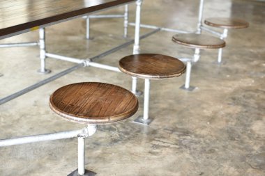 Klasik retro ahşap yuvarlak sandalye (seçici odak)