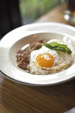 Kızarmış yumurta ot (seçici odak ile ateş chilli sığır eti üzerinde)