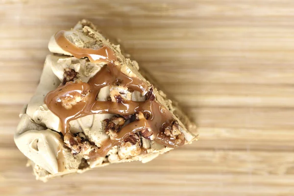 Ahşap plaka (üst görünümü üzerinde kahve kek)