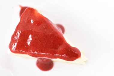 Çilek şurubu (üstten görünüm ile krep pasta)