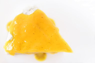 Limon şurubu (üstten görünüm ile krep pasta)