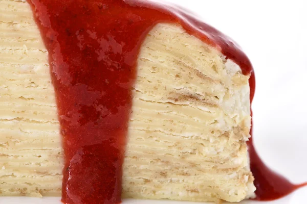 Çilekli krep pasta yakın çekim — Stok fotoğraf
