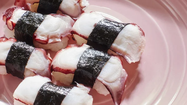 Tako sushi na růžové misky — Stock fotografie
