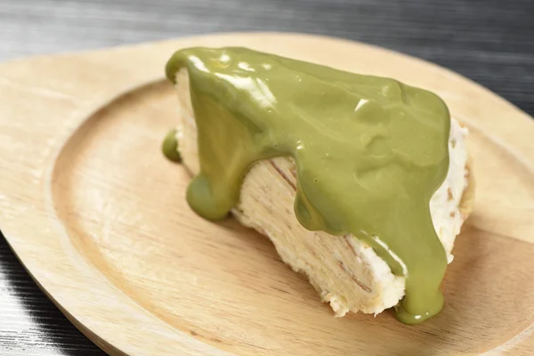 Yeşil çay şurubu ile taze krep pasta — Stok fotoğraf