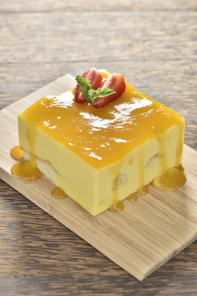 Şurubu ile tutku mango peynir pasta — Stok fotoğraf