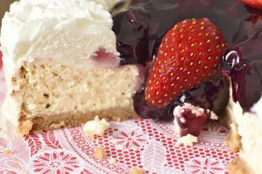 Yaban mersinli cheesecake üzerine çilek