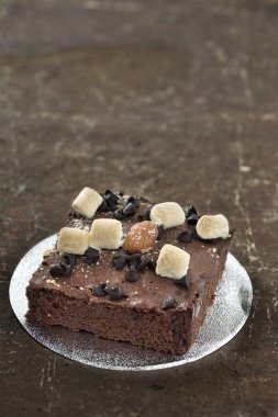 Brownie çikolata marshmallow üst ile