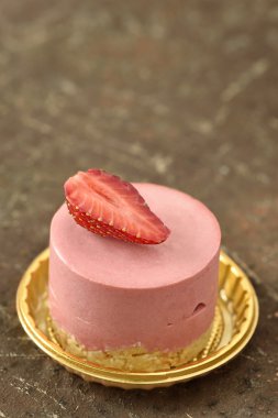 Ahududu beyaz altın plaka üstüne çilek çikolata