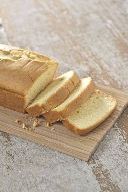 Dilim tereyağı pasta ahşap plaka üzerinde