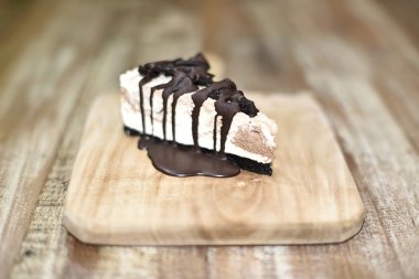 Kremalı kek kurabiye ve üstüne çikolata şurubu