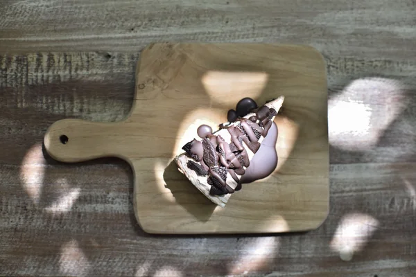 Cream cake with cookies and chocolate syrup on top (Top View) — Stock Photo, Image