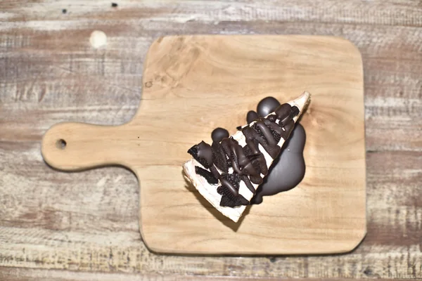 Krem kek kurabiye ve çikolata şurubu üstünde tepe (üst görünümü) — Stok fotoğraf