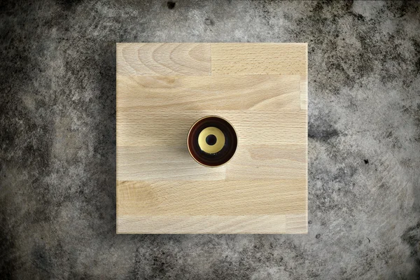 Green tea lacquer bowl on wood plate (Top View) — Stock Photo, Image