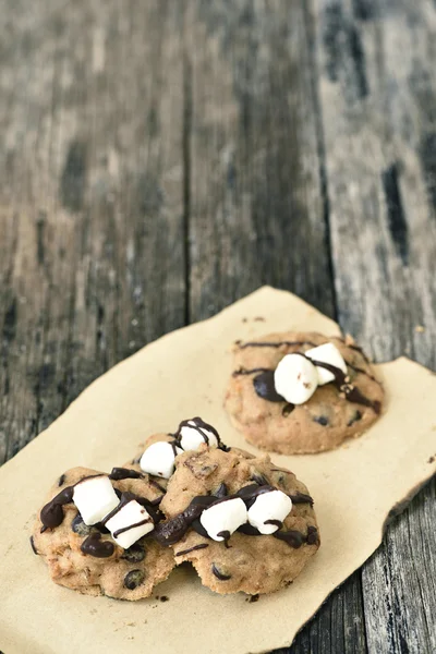 Marshmallow cookies on wood plate — Stock Photo, Image