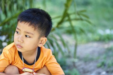 Yalnız çocuğun babasını bekliyor