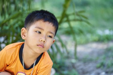 Yalnız çocuğun babasını bekliyor