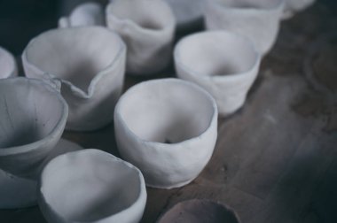 Kil seramik çömlek süreci, kil seramik yapmak için el işi.