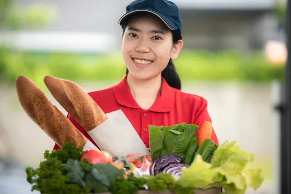 Azji Dostarczyć Kobieta Czerwonym Mundurze Obsługi Torba Żywności Owoców Warzyw — Zdjęcie stockowe