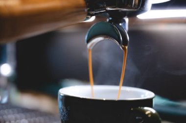 Kafedeki espresso kahve makinesi, kahve yapan profesyonel barmen, bir dükkan veya restoranda barın üzerinde bir fincan kafein, modern kahve dükkanı, kahverengi kapuçino içecek üreticisi.