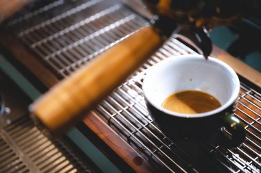 Kafedeki espresso kahve makinesi, kahve yapan profesyonel barmen, bir dükkan veya restoranda barın üzerinde bir fincan kafein, modern kahve dükkanı, kahverengi kapuçino içecek üreticisi.