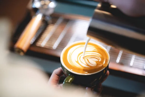 Mesin Kopi Espresso Kafe Barista Profesional Membuat Kafein Minuman Panas — Stok Foto