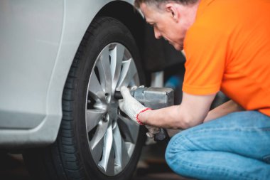 Tamirci, tamirci, tamirci, tamirci. Araç tamirhanesinde araba tamiri, otomobil taşıma hizmeti konsepti.